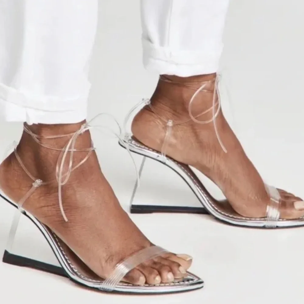 GOOD AMERICAN WOMEN’S CINDER-F*CKING-RELLA WEDGE in SILVER